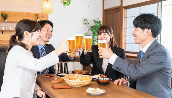 乾杯!日本人ビジネスパーソンの飲み会 乾杯!日本人ビジネスパーソンの飲み会の写真