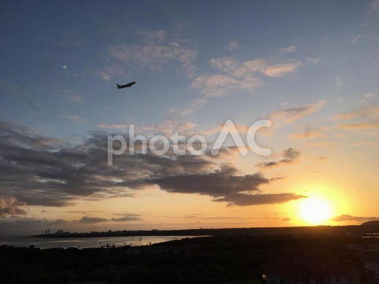 夕日と飛行機１ 飛行機,夕日,夕陽の写真素材