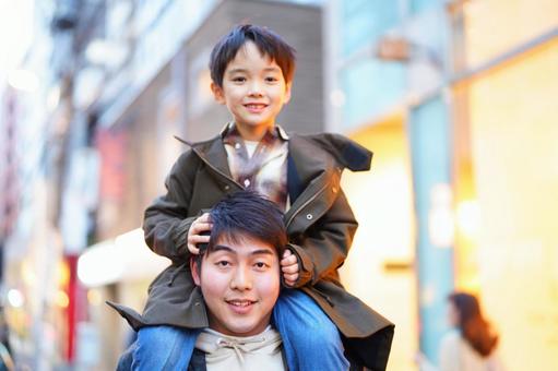 屋外で肩車する親子 親子,肩車,男の子の写真素材