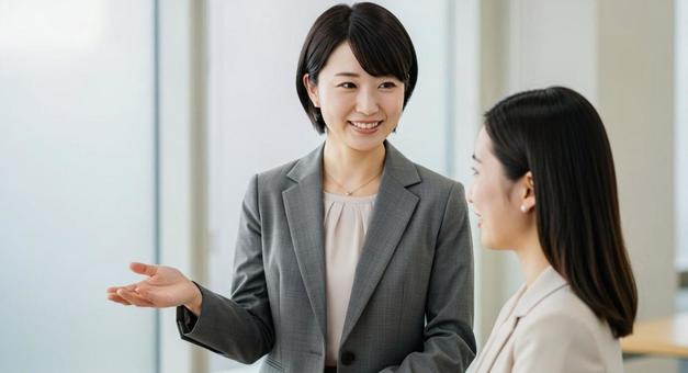 女性会社員 スーツ ビジネス 接客 笑顔の写真