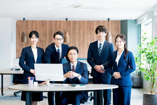 オフィスで働くビジネスパーソン オフィスで働くビジネスパーソン ビジネスマン,ビジネスウーマン,笑顔の写真素材