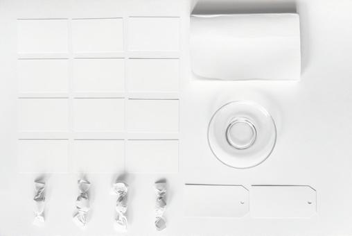 白い雑貨がきれいに並んでいる 白い雑貨がきれいに並んでいる モックアップ,物撮り,カードの写真素材