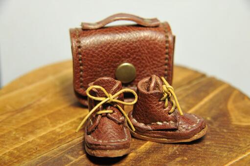 ミニチュアサイズのかわいい革の小物 ミニチュアサイズ,ハンドメイド,バックの写真素材