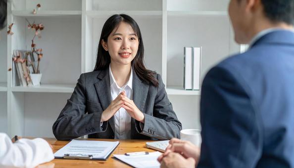 保険の案内をする女性の保険外交員 保険の案内をする女性の保険外交員の写真