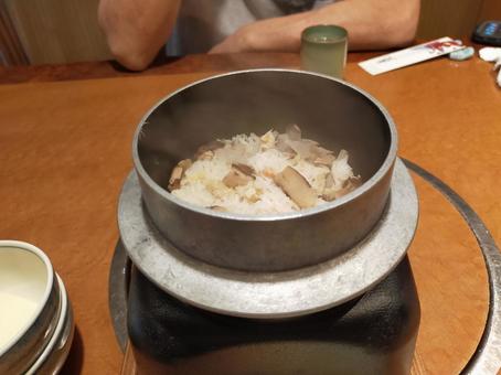 湯気の出るかにと松茸の釜めし 湯気の出るかにと松茸の釜めしの写真