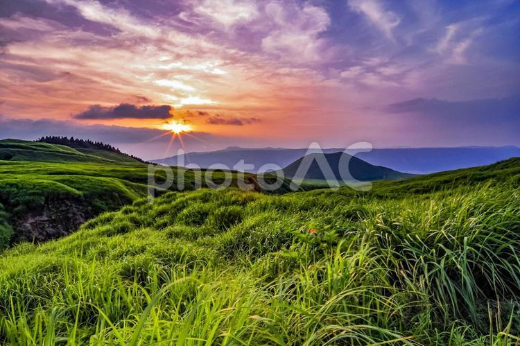 米塚と夕焼け空と新録が映える 阿蘇,米塚,景色の写真素材