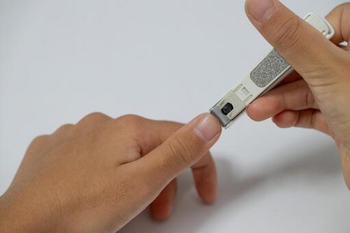 爪切りで爪を手入れする手のクローズアップ 爪切り,手,爪の写真素材