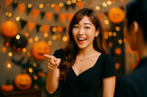 友人指差す笑顔女性 友人指差す笑顔女性の写真