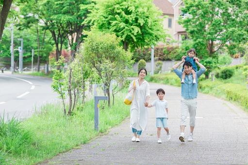 屋外を散歩する親子 屋外を散歩する親子 人物,家族,女性の写真素材