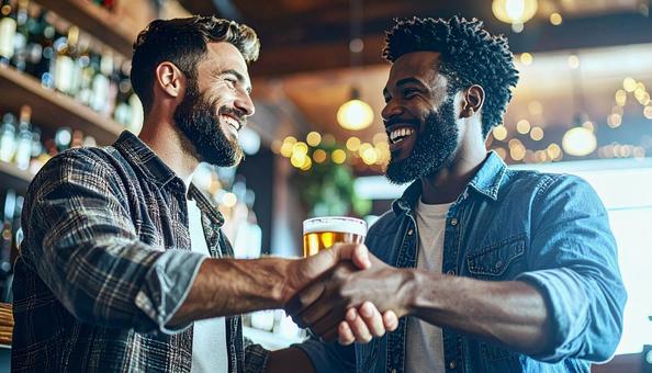 パブで握手してあいさつする外国人男性二人の写真