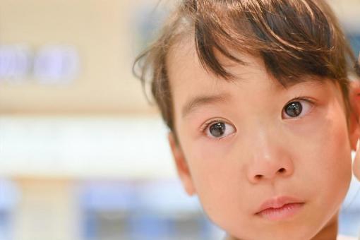 女孩哭泣和紅眼睛 女孩哭泣和紅眼睛