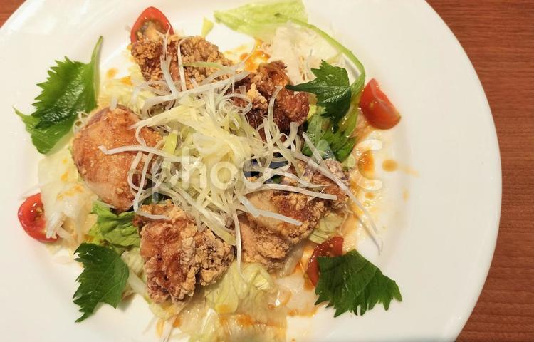 油淋鶏サラダ仕立て 油淋鶏,唐揚げ,鶏肉の写真素材