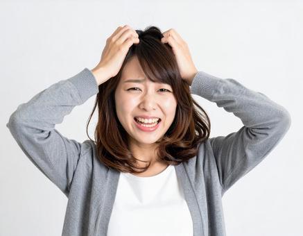 悩んでいる日本人女性の写真 悩んでいる日本人女性の写真の写真