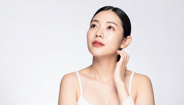 美容 見上げる日本人女性 美容 見上げる日本人女性の写真
