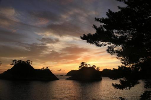 堂ヶ島の向こうに綺麗な夕陽 堂ヶ島の向こうに綺麗な夕陽 堂ヶ島,島の向こうに,綺麗な夕陽の写真素材