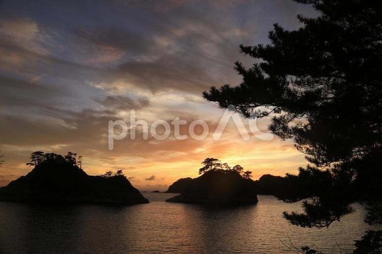 堂ヶ島の向こうに綺麗な夕陽 堂ヶ島,島の向こうに,綺麗な夕陽の写真素材