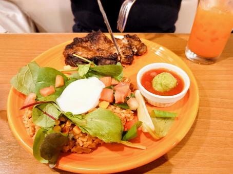 食事風景(チキンソテーとジャンバラヤ) 食事風景(チキンソテーとジャンバラヤ) 食事風景,チキンソテー,鶏肉の写真素材