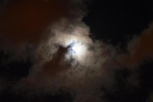 曇り空の中の月 月,曇り,曇り空の写真素材