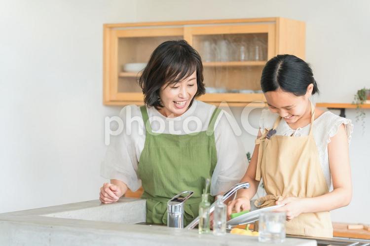 母親・ママの手伝いでお皿洗いをする娘 皿洗い,お手伝い,食器洗いの写真素材
