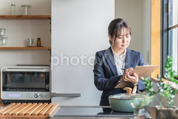 キッチンの設備を点検するビジネスウーマン キッチン,定期点検,建物調査の写真素材