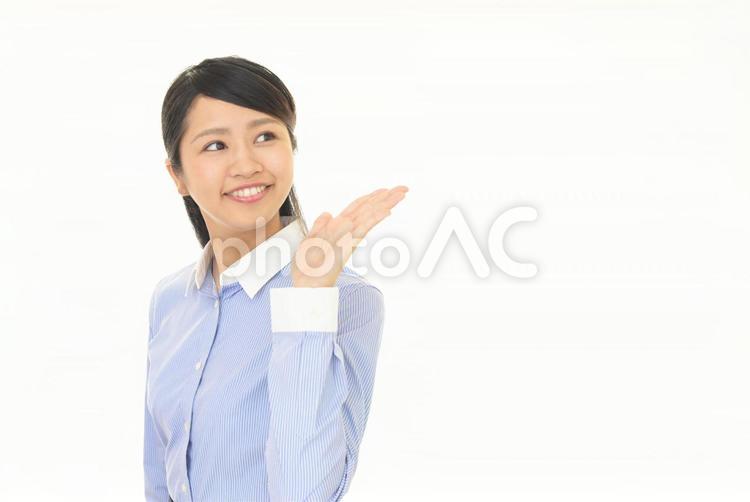 案内する笑顔の女性 女性,女,笑顔の写真素材