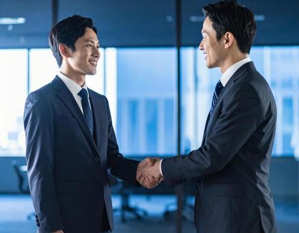握手をするビジネスマンの写真