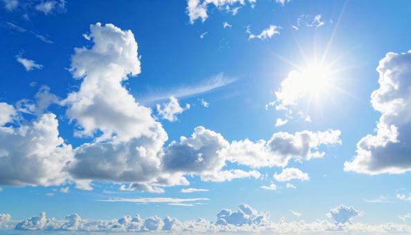 入道雲の広がる夏の青空 入道雲の広がる夏の青空の写真