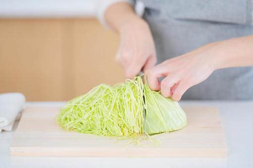 たくさんの千切りを作っている人の手 たくさんの千切りを作っている人の手の写真