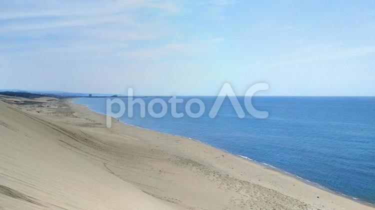 鳥取砂丘から見える青空と海の景色 05 青空,そら,海の写真素材
