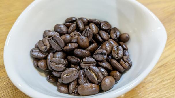 煎りたてのコーヒー１杯分のコーヒー豆 コーヒー豆,コーヒー,焙煎の写真素材