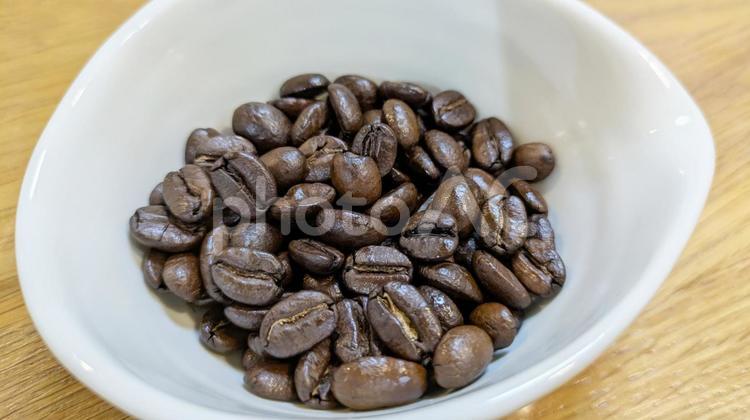 煎りたてのコーヒー１杯分のコーヒー豆 コーヒー豆,コーヒー,焙煎の写真素材