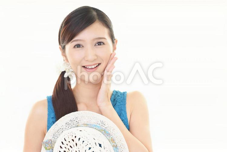 帽子を持つ笑顔の女性 女性,女,笑顔の写真素材