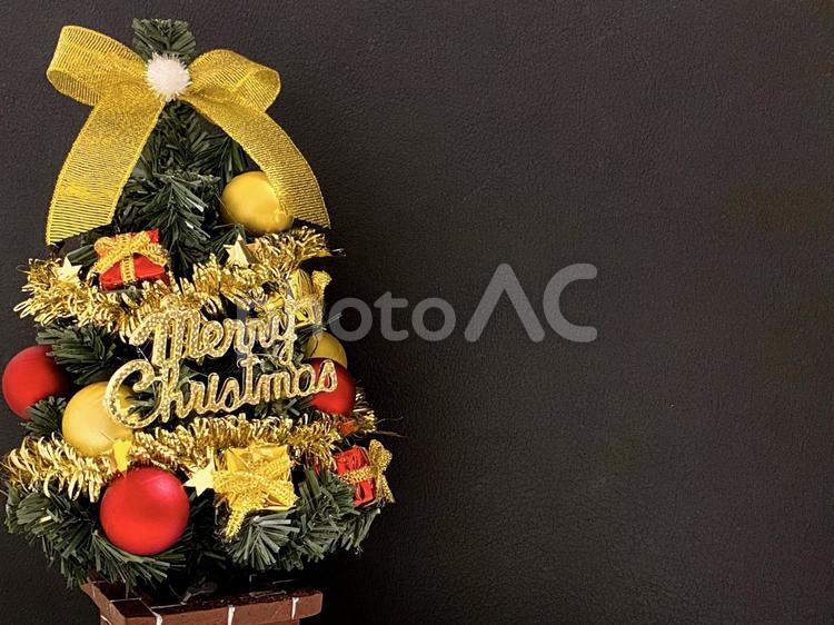 クリスマスツリーと黒い背景 クリスマスツリー,クリスマス,サンタクロースの写真素材