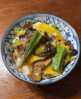 R7.08.19 あきたこまちご飯の肉丼 R7.08.19 あきたこまちご飯の肉丼の写真