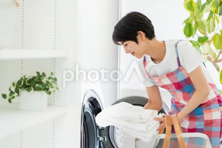 洗濯をする主婦。 女性,洗濯,家事の写真素材