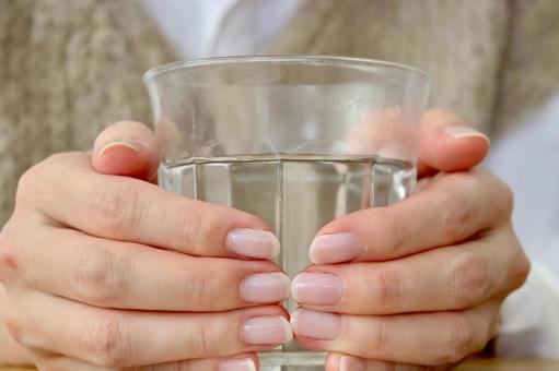 白湯の入ったグラスを持つ女性 白湯,水,女性の写真素材
