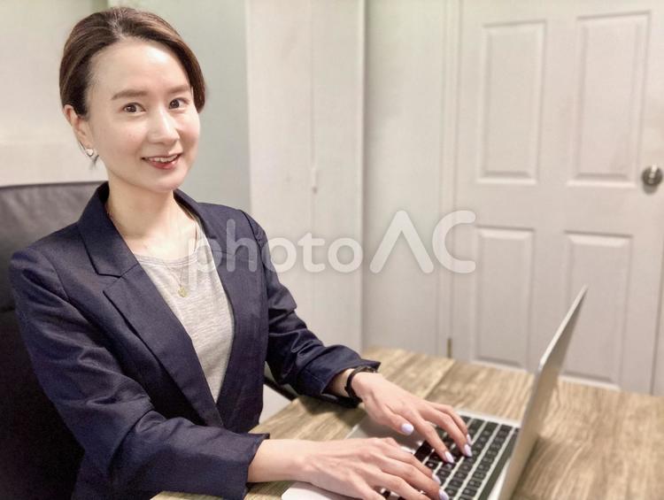 笑顔でリモートワークをする社会人女性 女性,笑顔,集中の写真素材