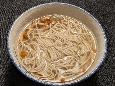 大雪前の月曜日に自宅で食べたなめこそば 蕎麦,かけそば,なめこの写真素材