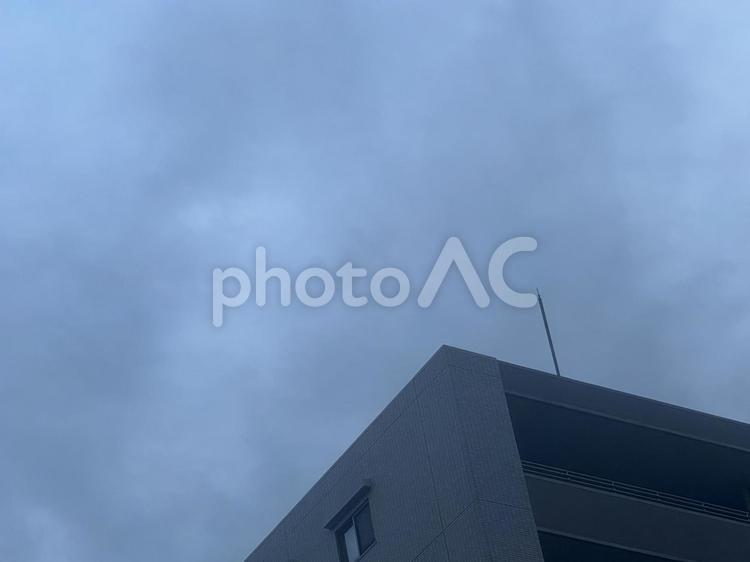 雨上がりの空とビル 空,そら,雨上がりの写真素材
