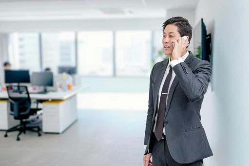 通話するビジネスマン ビジネスマン,スーツ,スマホの写真素材