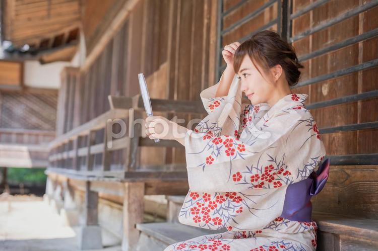 鏡を見る浴衣姿の女性 浴衣,鏡,髪型の写真素材