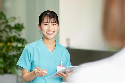 患者を問診する若い女性医師 患者を問診する若い女性医師 若い,医師,女性の写真素材