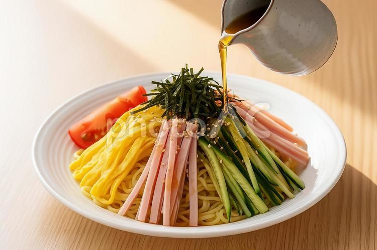しょうゆだれの冷やし中華 冷やし中華,しょうゆだれ,夏の写真素材