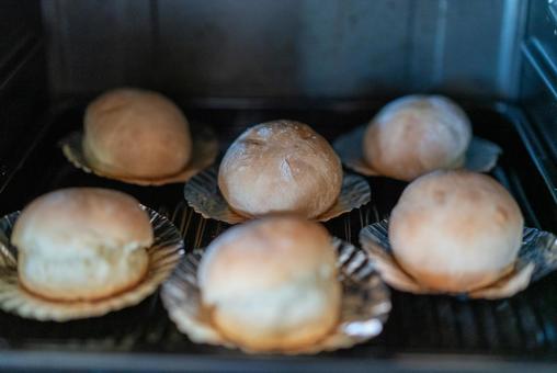 オーブンで焼かれる自家製丸パン パン,焼き立て,自家製の写真素材