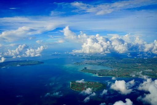 飛行機から眺める宮古島とエメラルドの海 飛行機から眺める宮古島とエメラルドの海 宮古島,沖縄,離島の写真素材