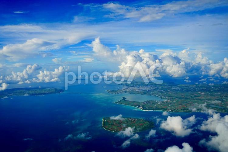 飛行機から眺める宮古島とエメラルドの海 宮古島,沖縄,離島の写真素材