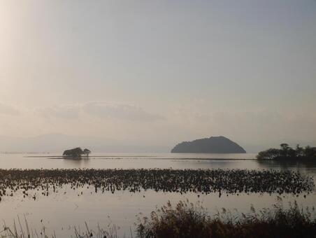 冬枯れの琵琶湖１ 琵琶湖,冬,夕焼けの写真素材