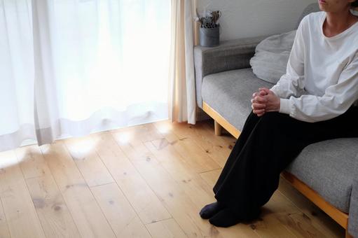 ソファーに座る40代女性 女性,日常,幸せの写真素材