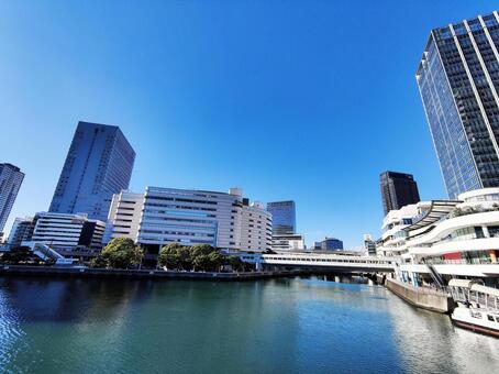 晴天の都市と水辺の風景 青空,晴れ,空の写真素材