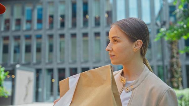 屋外でフードデリバリーを受け取った女性 配達,フードデリバリー,デリバリーの写真素材